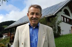 Gallus Cadonau, Geschäftsführer der SGS, vor dem Biohotel Ucliva in Waltensburg; ©SGS